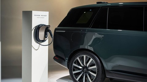 Range Rover Electric (2026): plugged in charging
