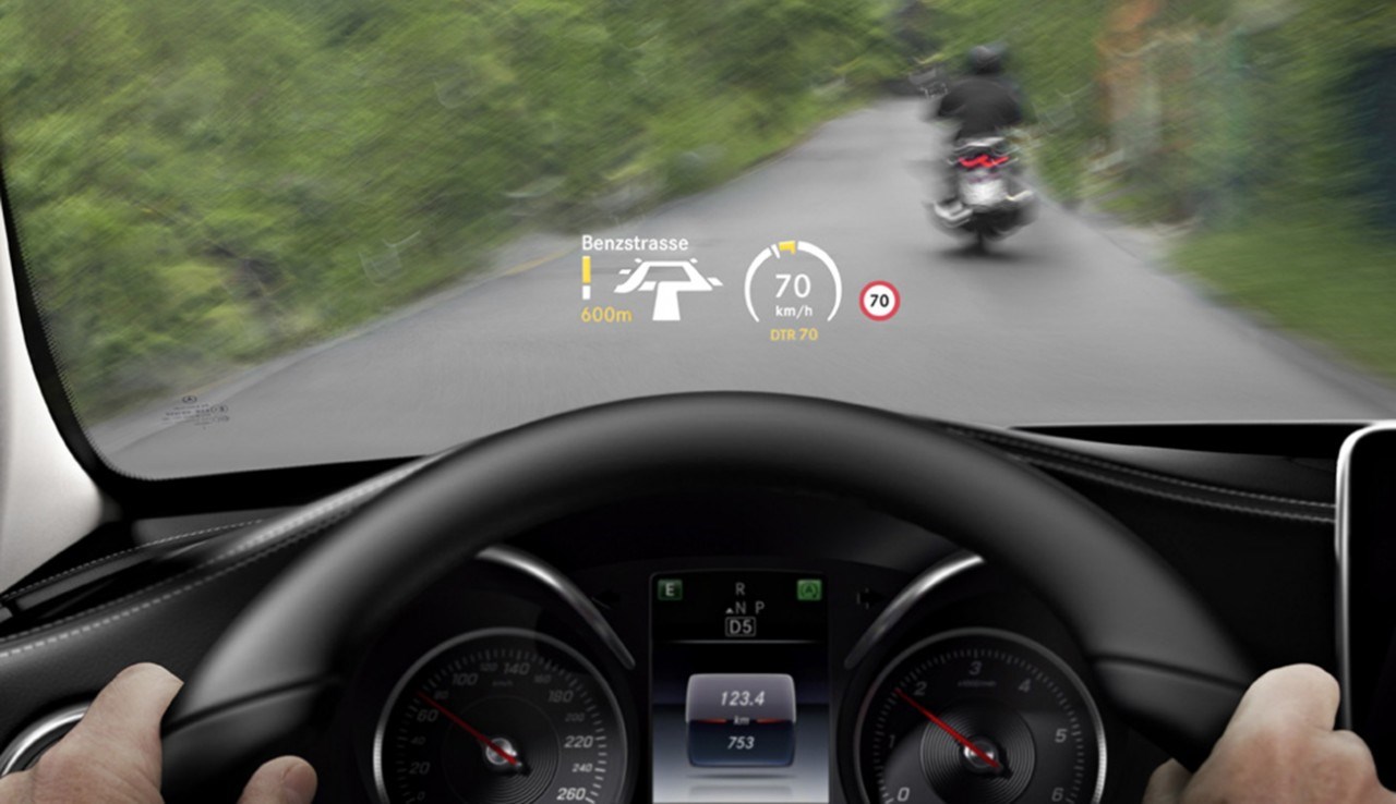 The BMW Panoramic Vision: New head-up display across the entire