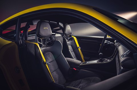 Serious lightweight bucket seats for GT4