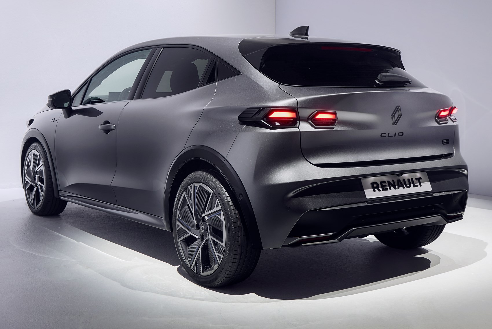 Новый Renault Clio с инновационным дизайном и гибридной технологией