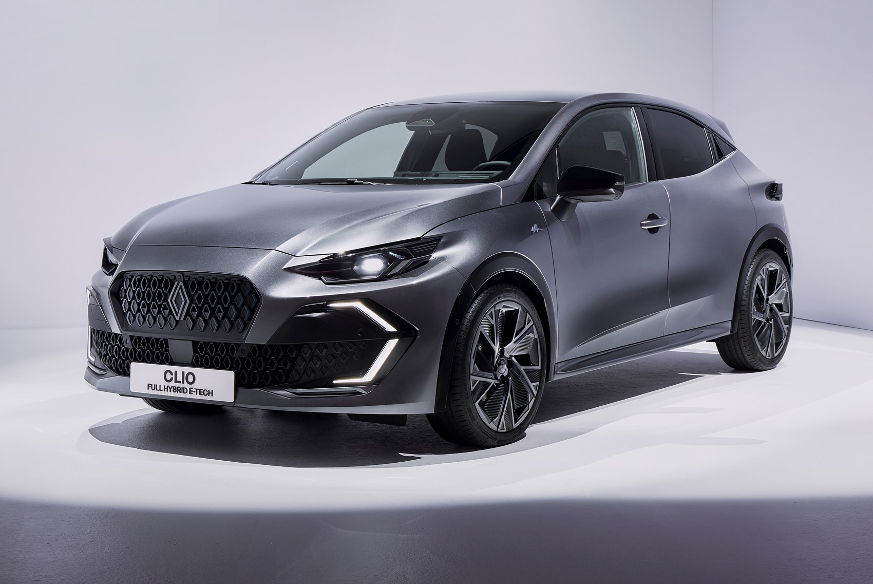 Новый Renault Clio с инновационным дизайном и гибридной технологией