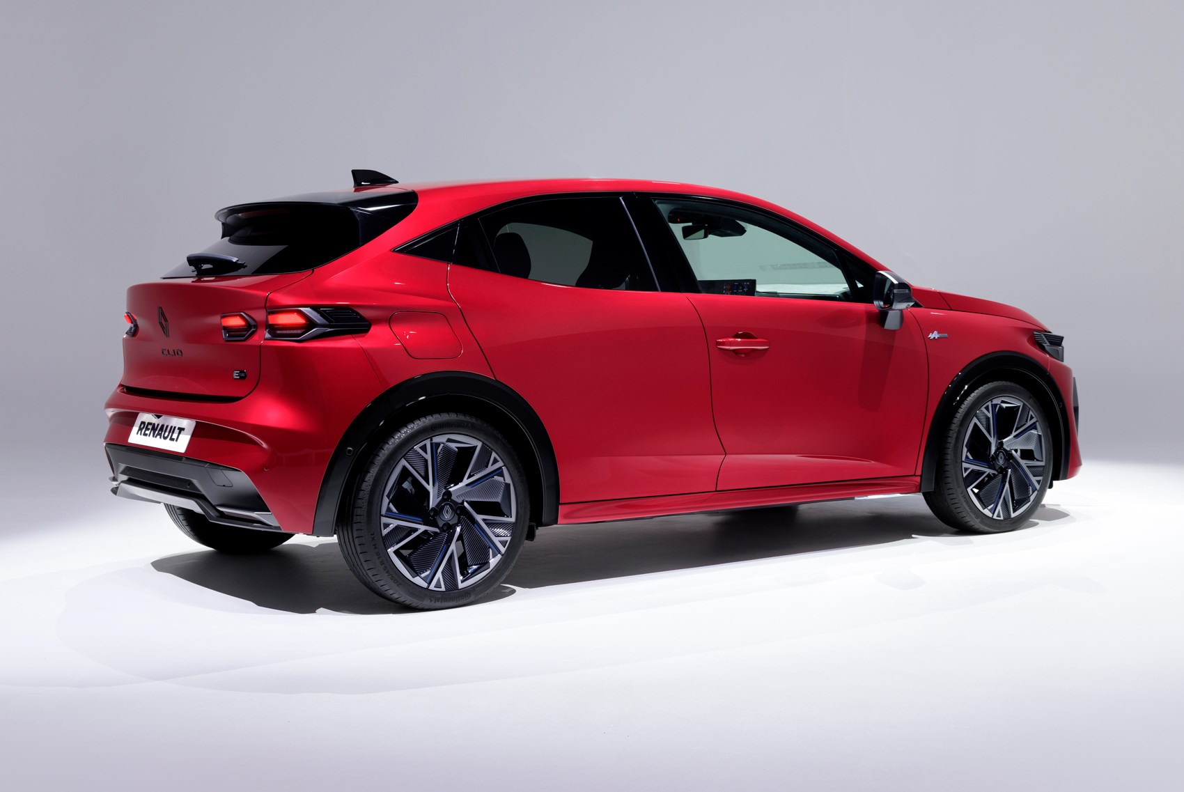 Новый Renault Clio с инновационным дизайном и гибридной технологией