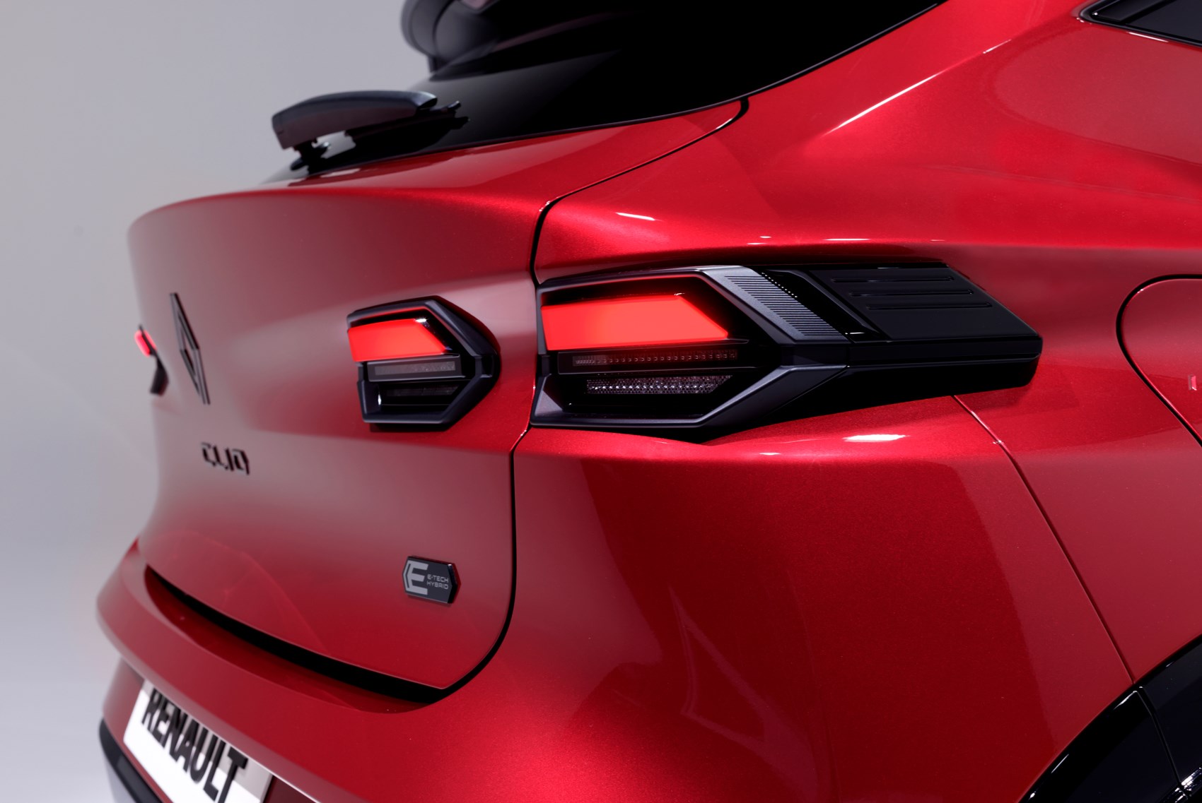 Новый Renault Clio с инновационным дизайном и гибридной технологией