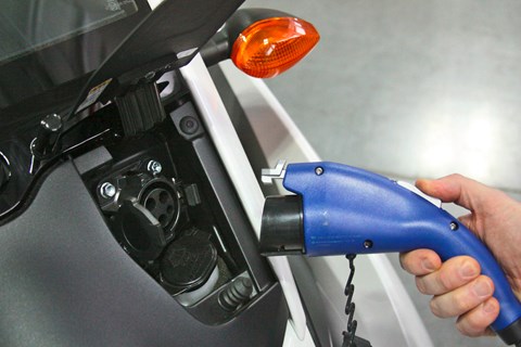 Toyota i-road plug