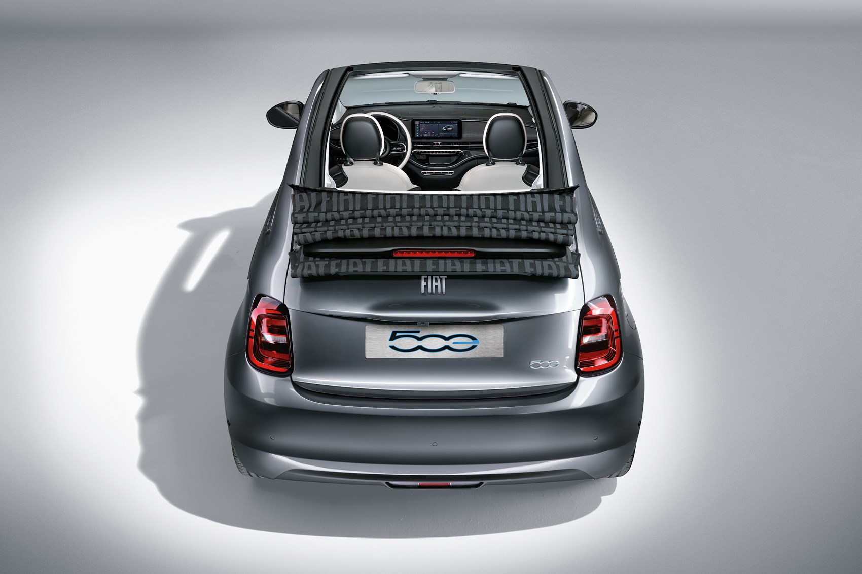 Now the numbered special series “la Prima” cabrio is no longer available,  the New 500 “la Prima” hatchback debuts today, Fiat