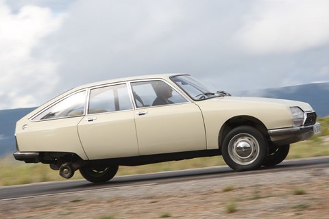 Citroen GS driving on three wheels