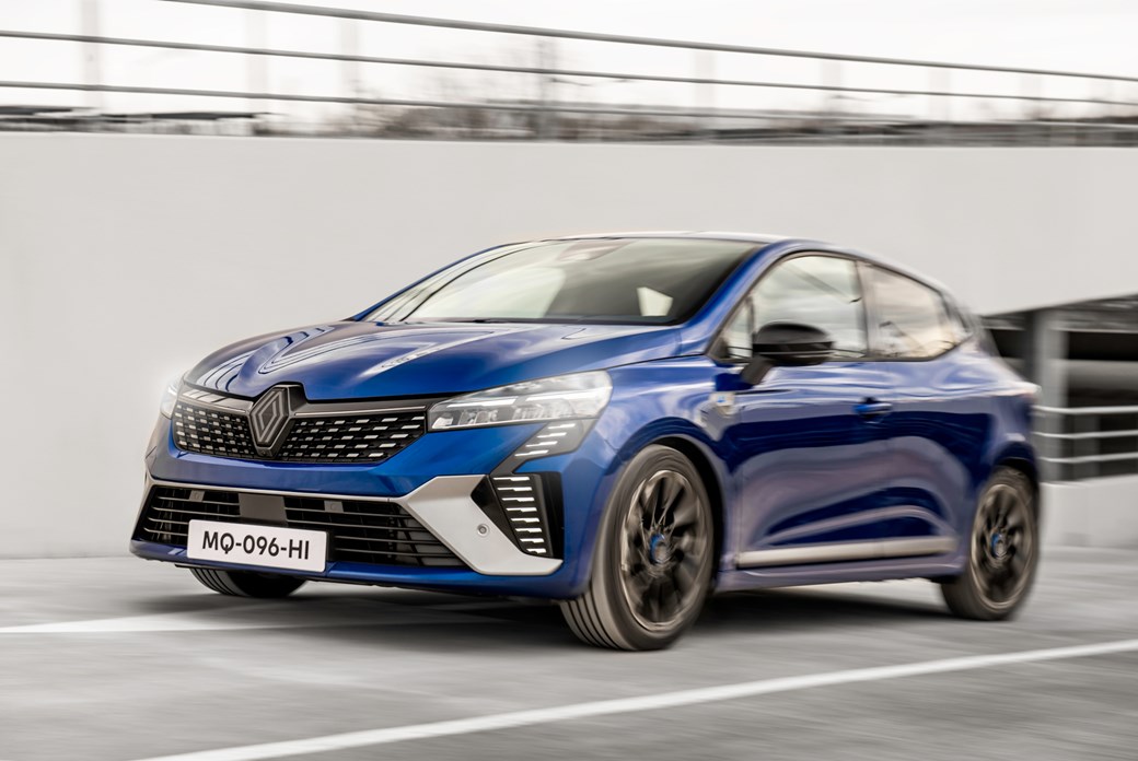 Dianteira reformada do Renault Clio três quartos dirigindo, carro azul