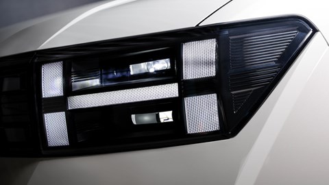 Hyundai Santa Fe 2024 - European debut, studio, H-pattern daytime running lights