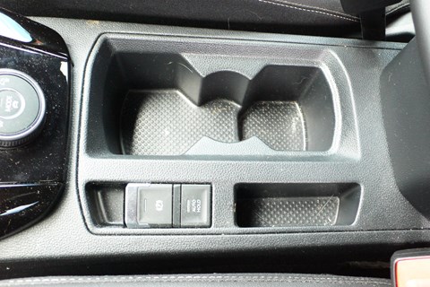 T-Roc R LTT cupholder