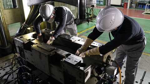 Nissan carbonfibre breakthough - laying the carbon in the die mould
