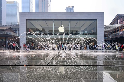 Could your local Apple Store soon be selling cars, too?