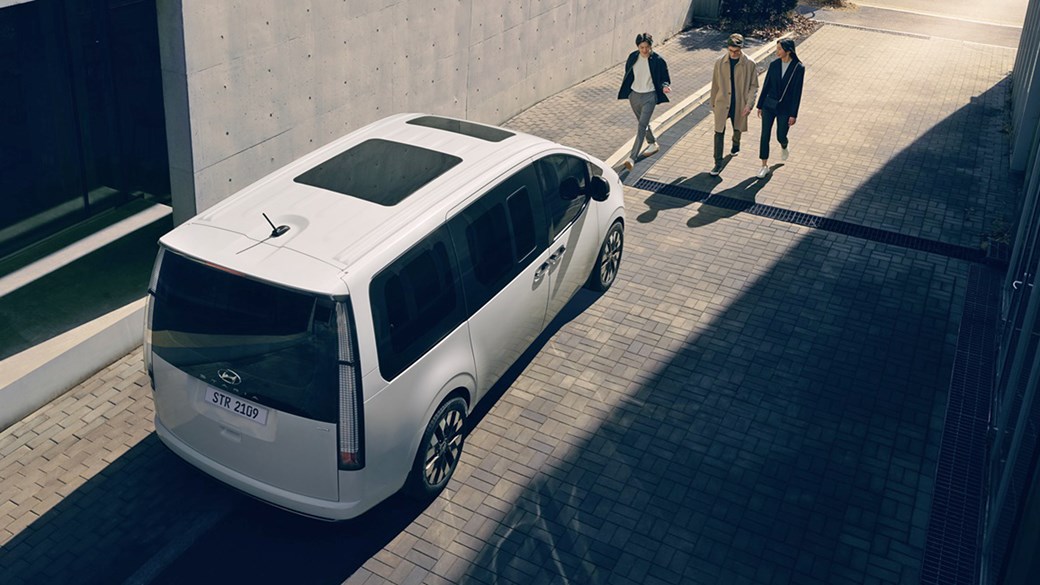 2021 Hyundai Staria задний вид в три четверти