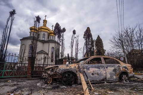 A burnt-out car and a damaged church in Irpin, Ukraine (Getty Images)