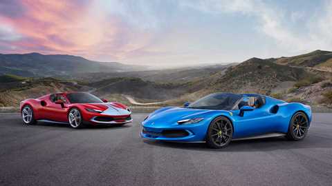 New Ferrari 296 GTS: regular car (blue), Assetto Fiorano pack (red)