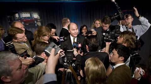 GM chief executive Fritz Henderson faces the press (NB file photo)