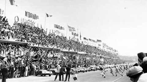 The vintage 'Le Mans-style' start