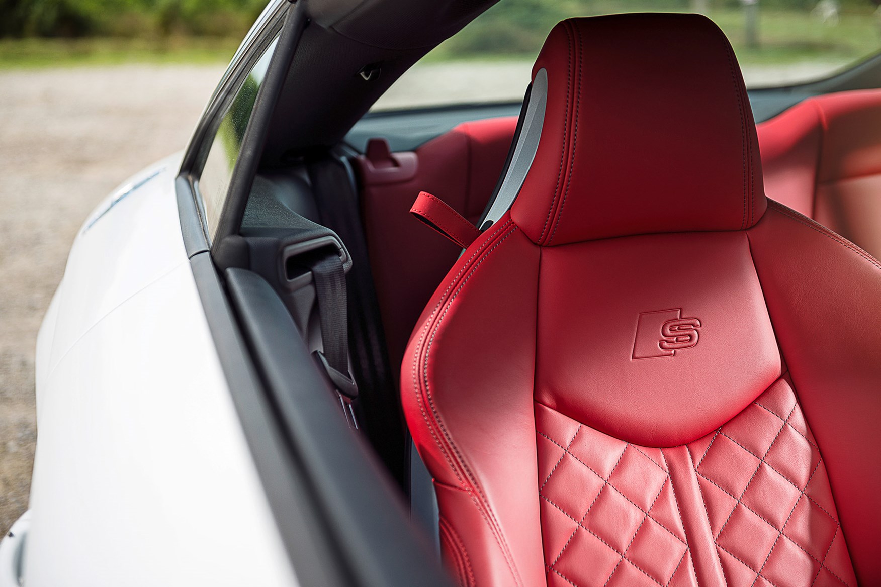 Audi tt red seats sale