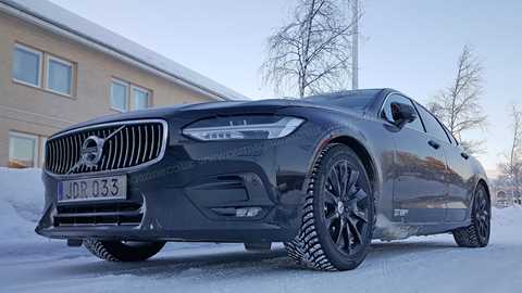 Sportier spoiler, air vents distinguish Volvo S90 R-Sport