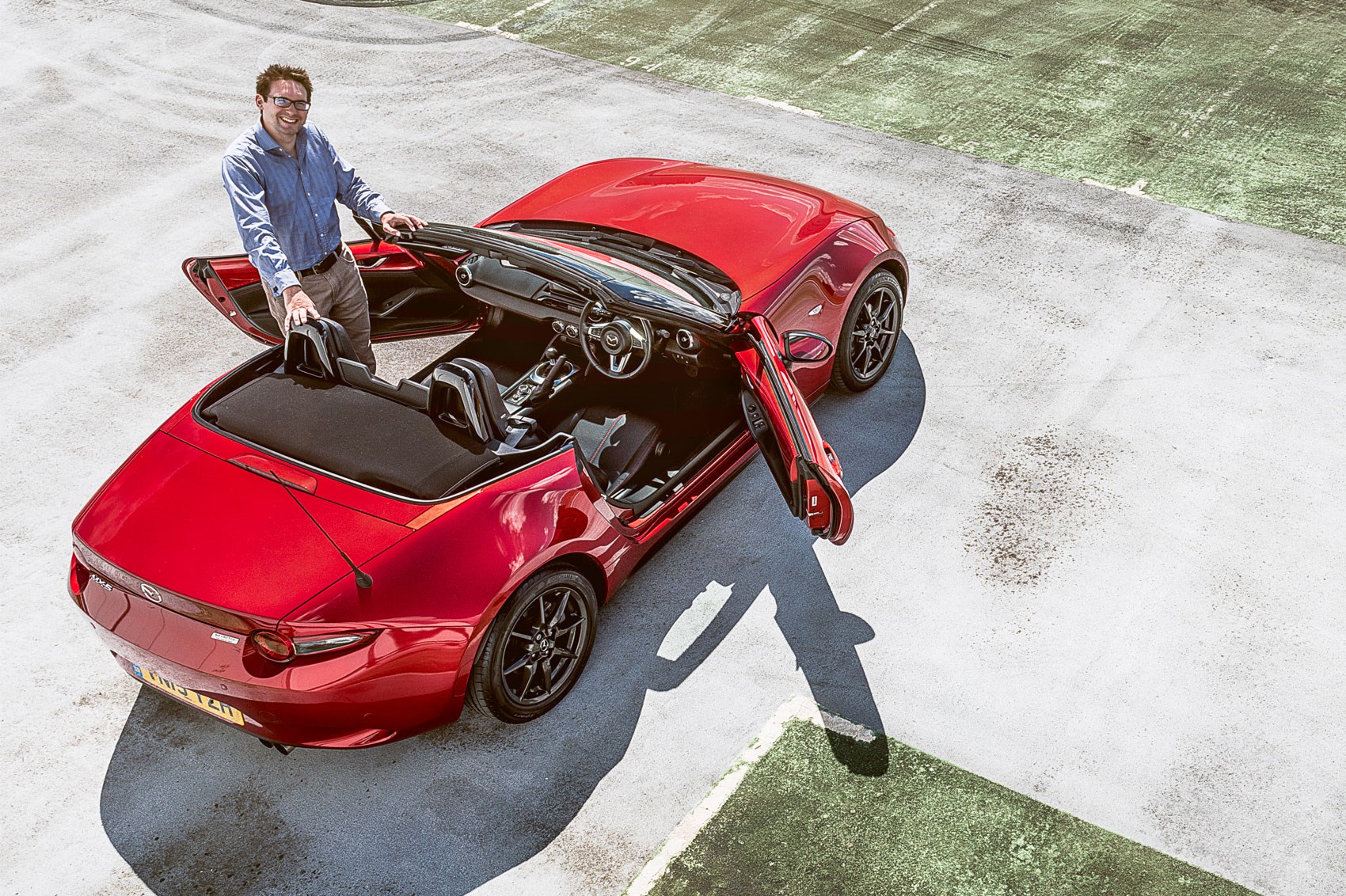 Video Review: A New Mazda MX-5, but Still the Old Driving Joy - The New  York Times