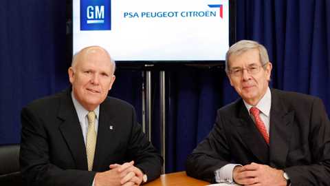 Dan Akerson, CEO of General Motors (left), and Philippe Varin, le grand fromage of PSA Peugeot Citroen ink the deal