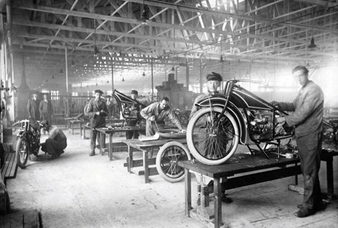 Production build motorbikes before cars: BMW R 32 from 1923